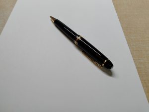 結婚相談所へ入会する際の契約書とペン