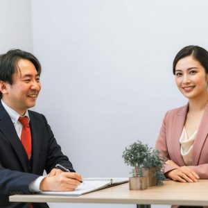 無料結婚相談、説明会で婚活の相談をしている風景