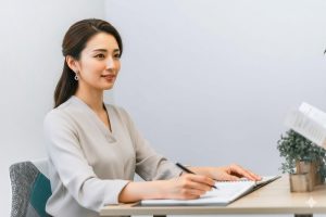 結婚カウンセラーが相談を受けている
